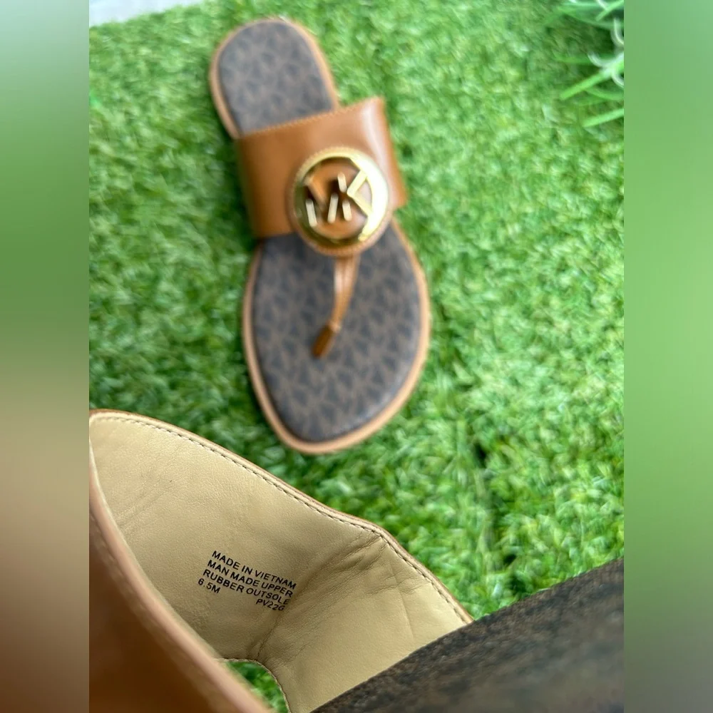 Michael Kors Kellan Thong Luggage 6.5 Brown Leather Sandals with Gold Buckle